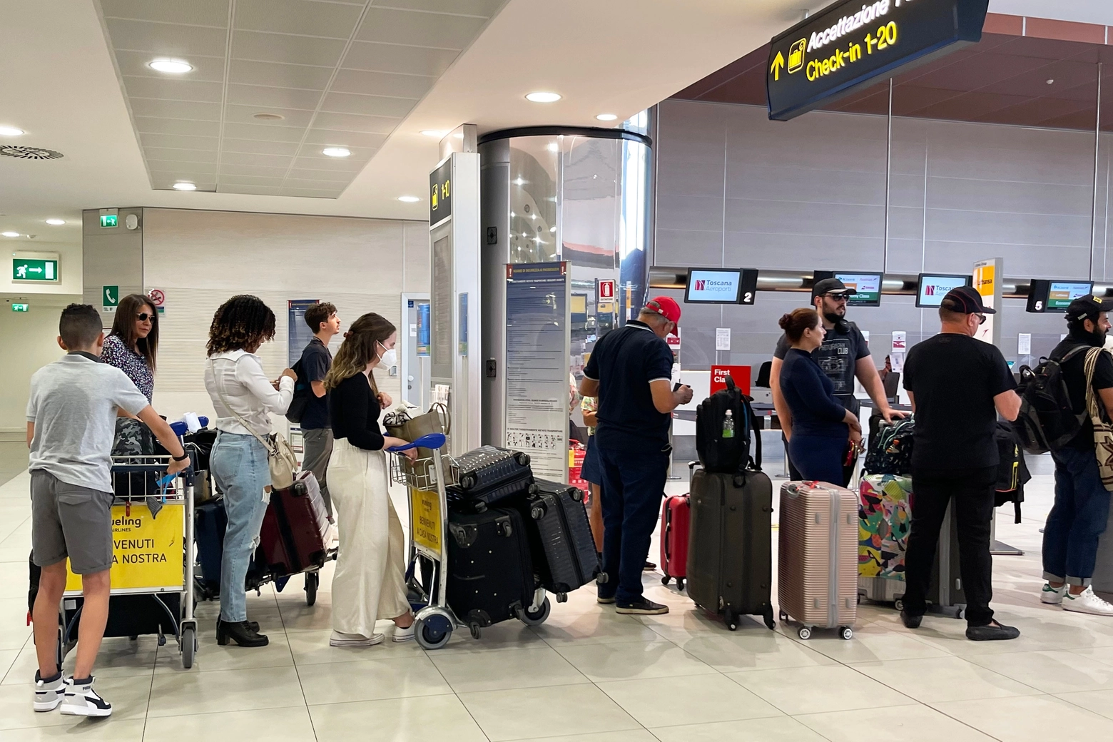Passeggeri in coda in aeroporto: un gruppo di bolognesi è bloccato a Maiorca a causa del maltempo