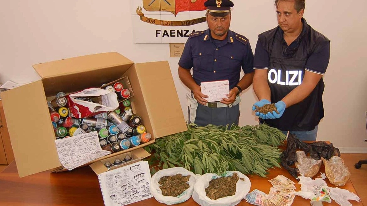 La marijuana e le bombolette spray trovate in casa del giovane a Faneza (Veca/Corelli)