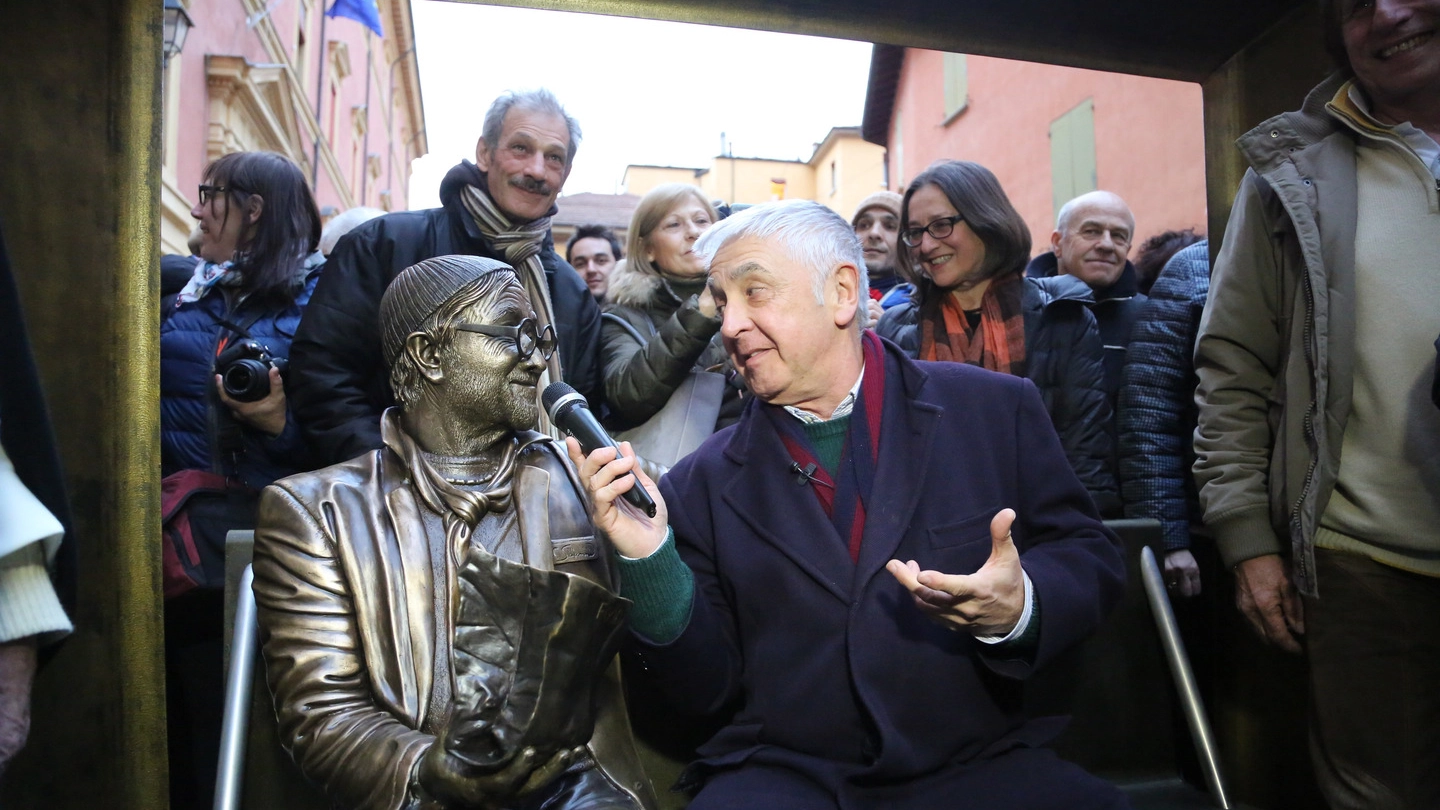 Giorgio Comaschi e la statua di Lucio Dalla in piazza dei Celestini