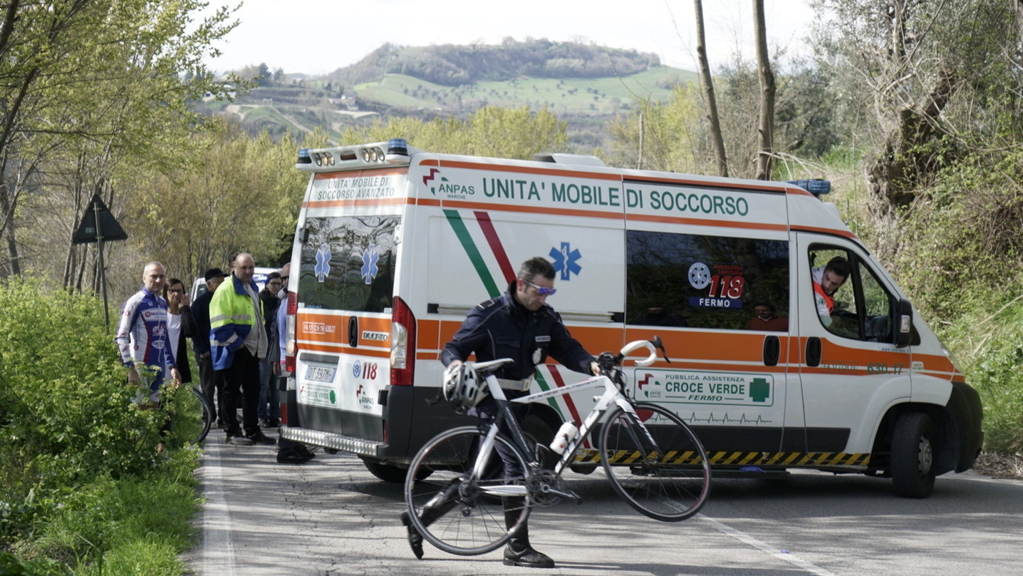 Fermo, malore per un ciclista: l’arrivo dell’ambulanza (Foto Zeppilli)