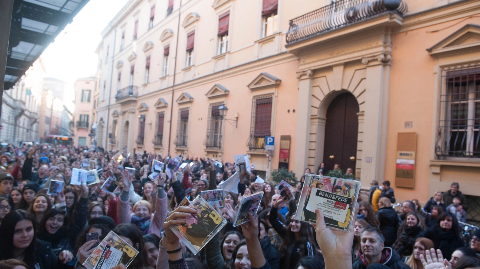 Benji& Fede, i fans in attesa alla Mondadori in via d'Azeglio a Bologna (Foto Schicchi)