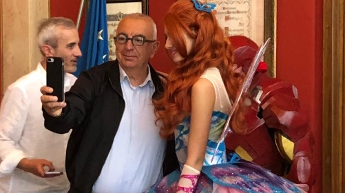 L'assessore Belloni si scatta un selfie con la Winx
