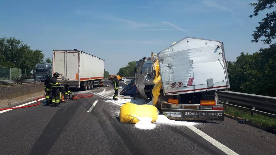 Incidente A13 a Ferrara, scontro tra mezzi pesanti