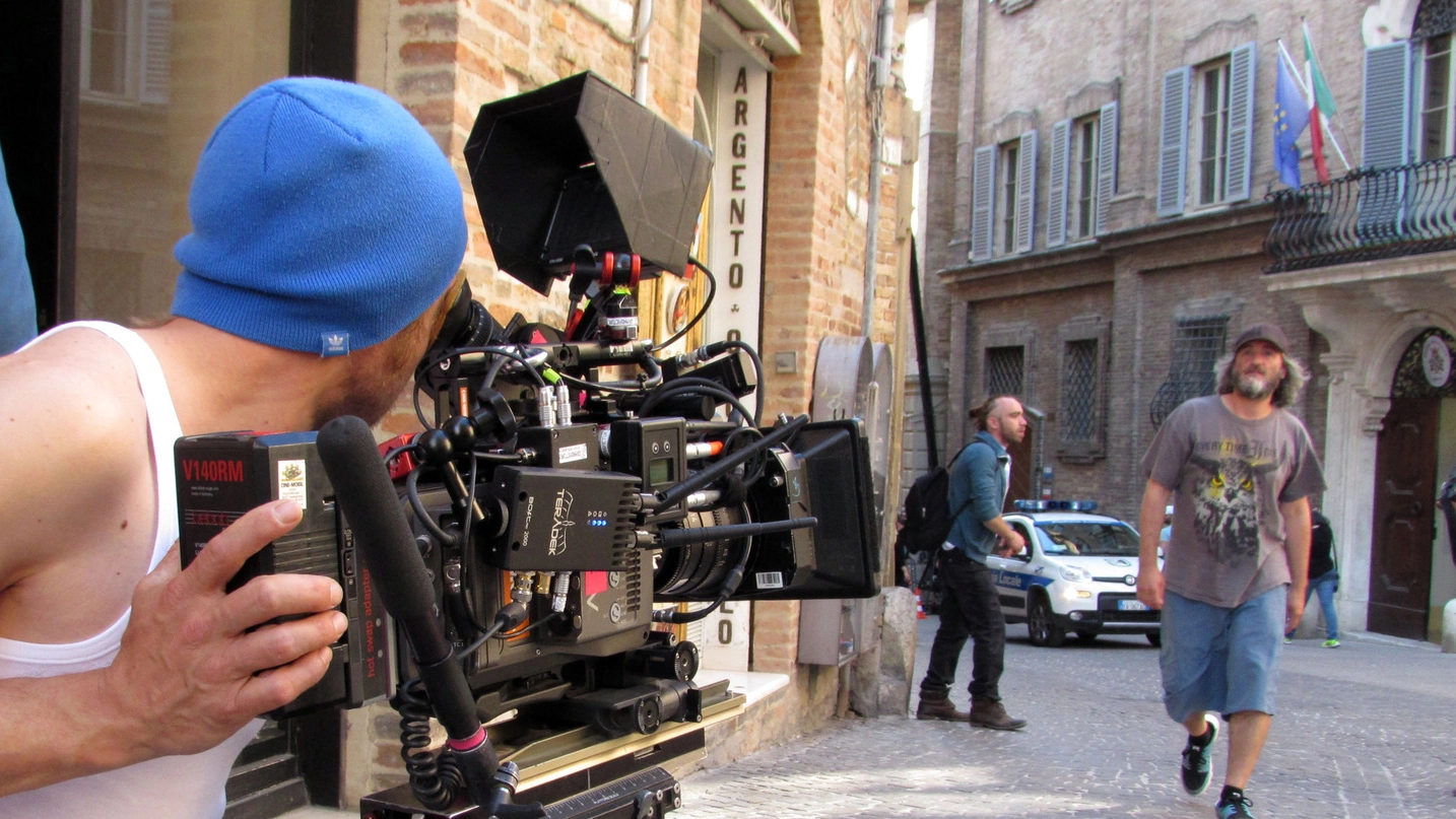 Si gira in centro a Urbino. Al centro, inquadrato dall’assistente operatore, il direttore della fotografia, Marcus Stotz
