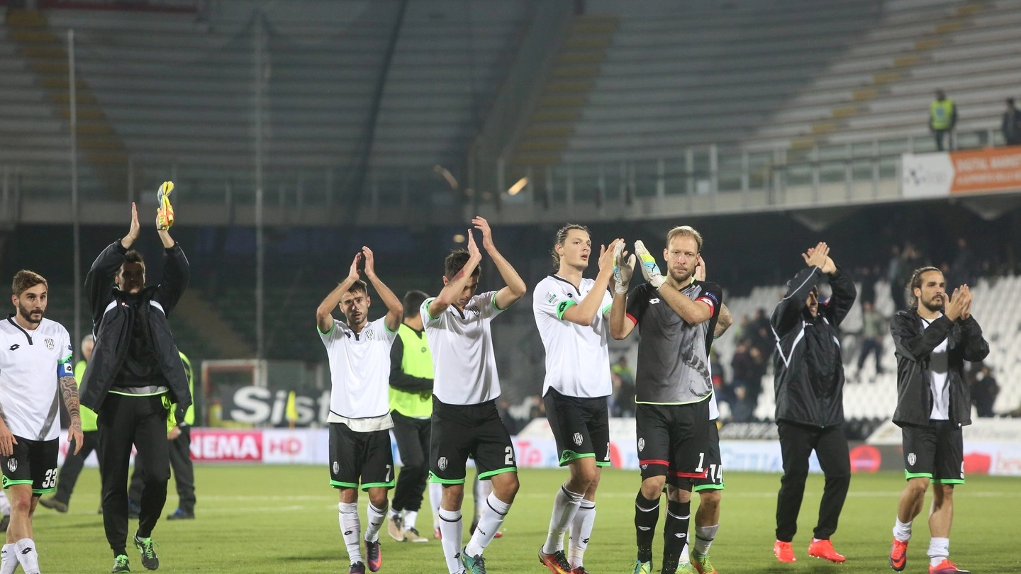 Cesena-Avellino 3-0, i bianconeri salutano la curva (foto Ravaglia)
