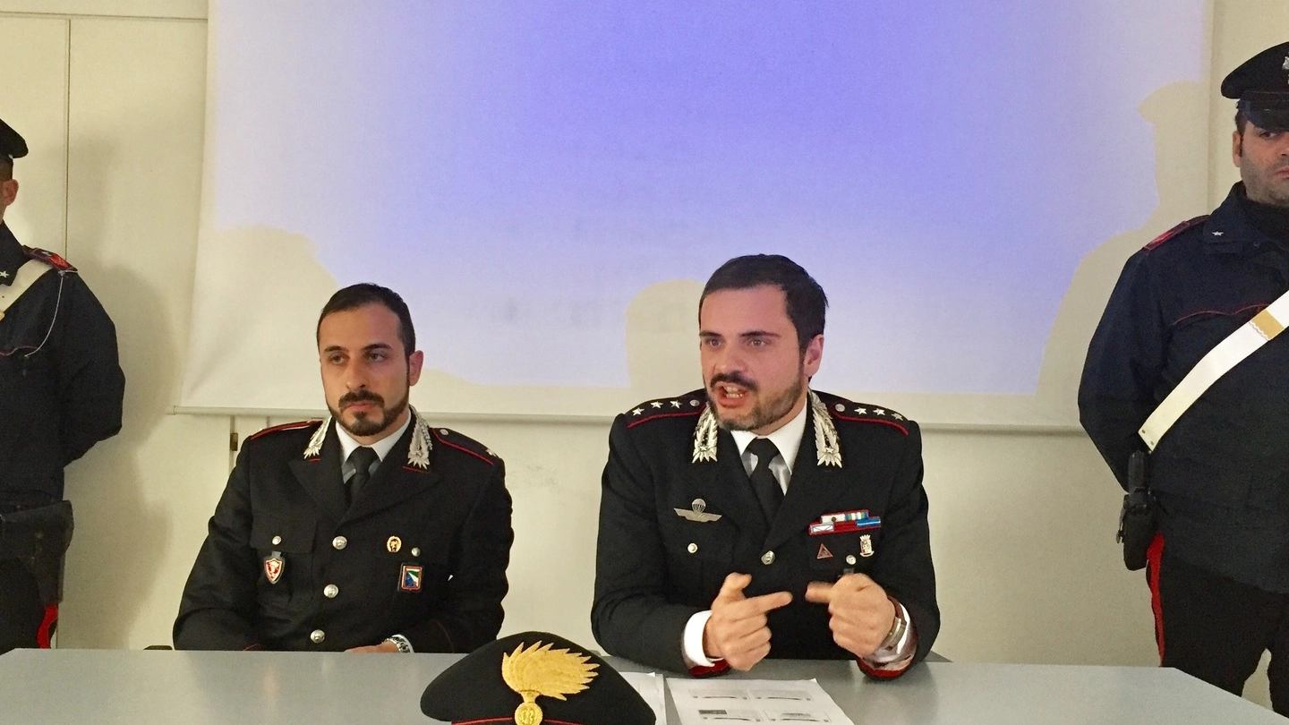 L’OPERAZIONE Illustrata dal capitano Francesco Esposito (a destra) e dal sottotenente Matteo Alessandrelli 