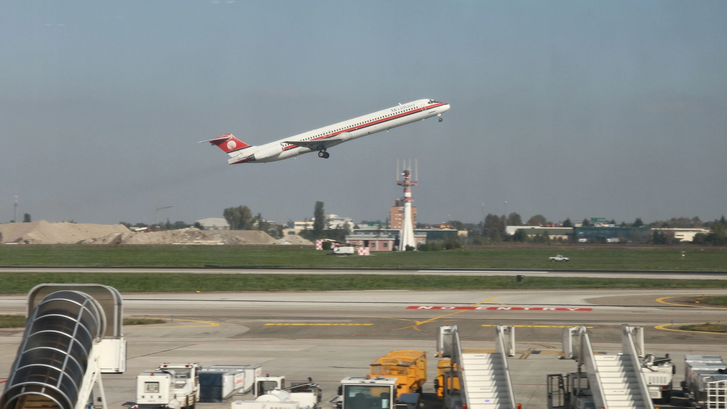 Un aereo in partenza all’aeroporto Marconi