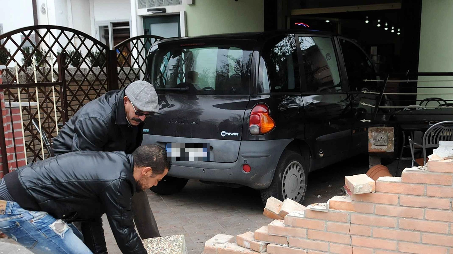 Ferrara, il muro della pizzeria Mambro devastato (Foto Businesspress)