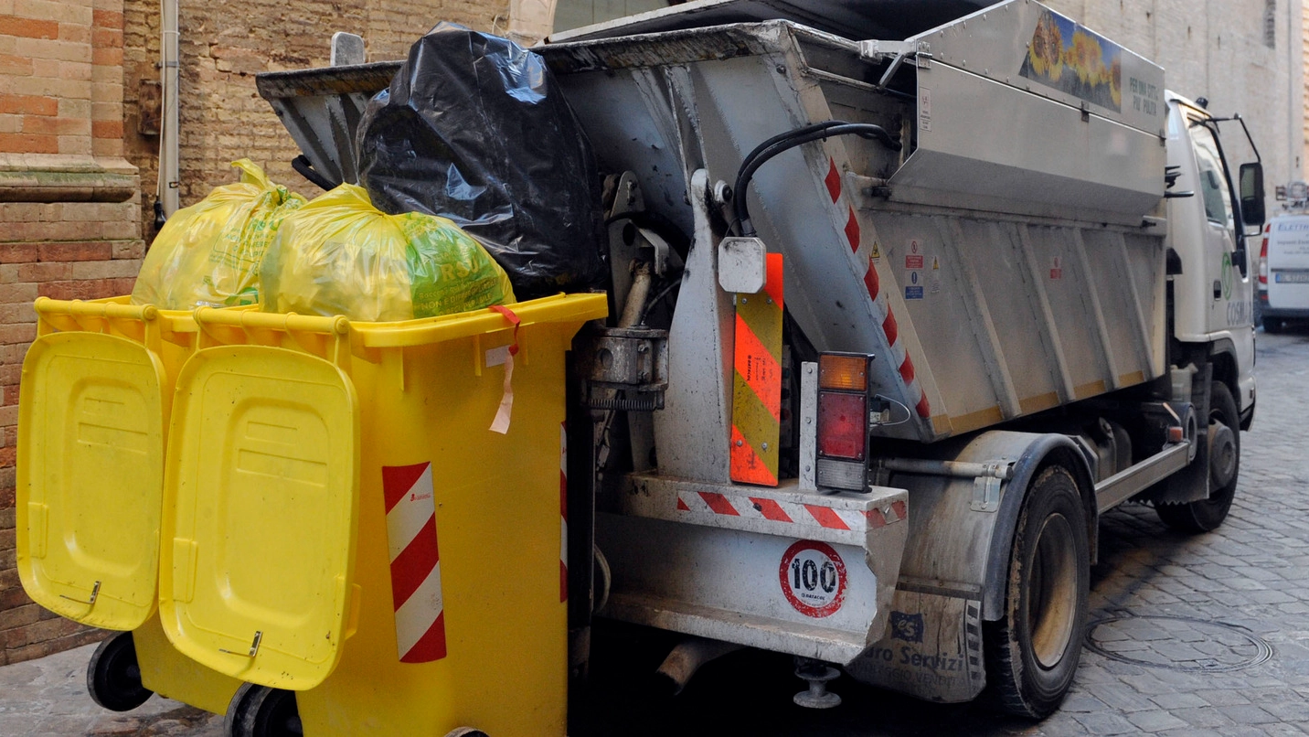 Un camioncino dei rifiuti (foto Calavita)