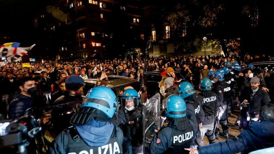 Polizia durante un corteo no green pass a Milano