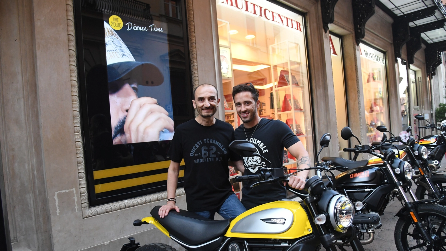 Dovizioso e Domenicali con una Ducati gialla fiammante (FotoSchicchi)