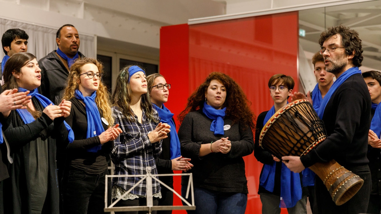 Il coro ‘Nativi musicali’ coinvolge decine di studenti di scuole medie e superiori