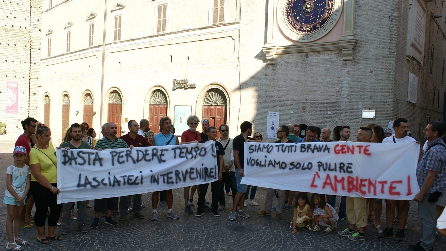 SIT-IN A sinistra, i dipendenti della Orim in piazza della Libertà; sotto, Antonio Pettinari