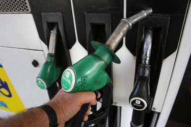 Prezzo carburanti: benzina self a 1,722 euro al litro