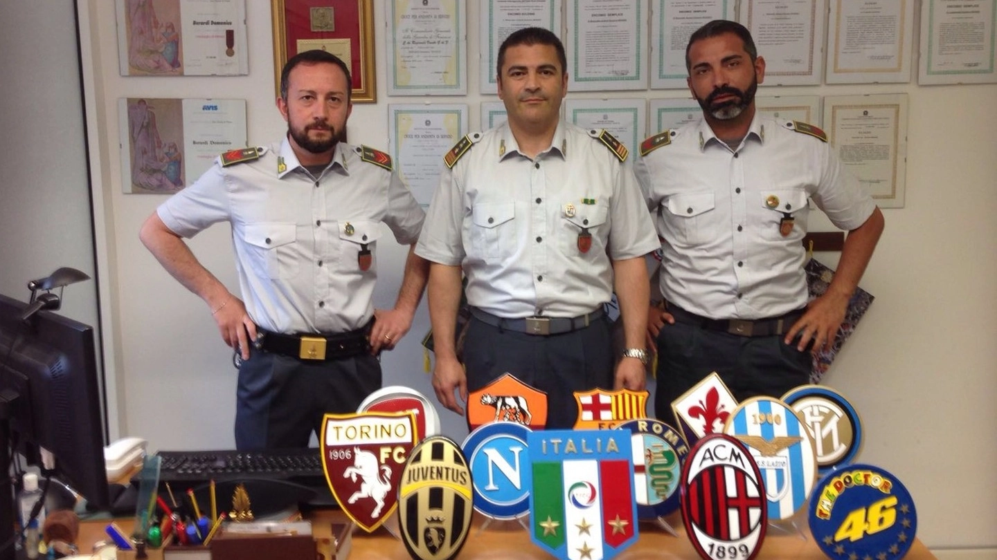I finanzieri di Venezia con gli stemmi contraffatti sequestrati nelle province di Macerata e Fermo