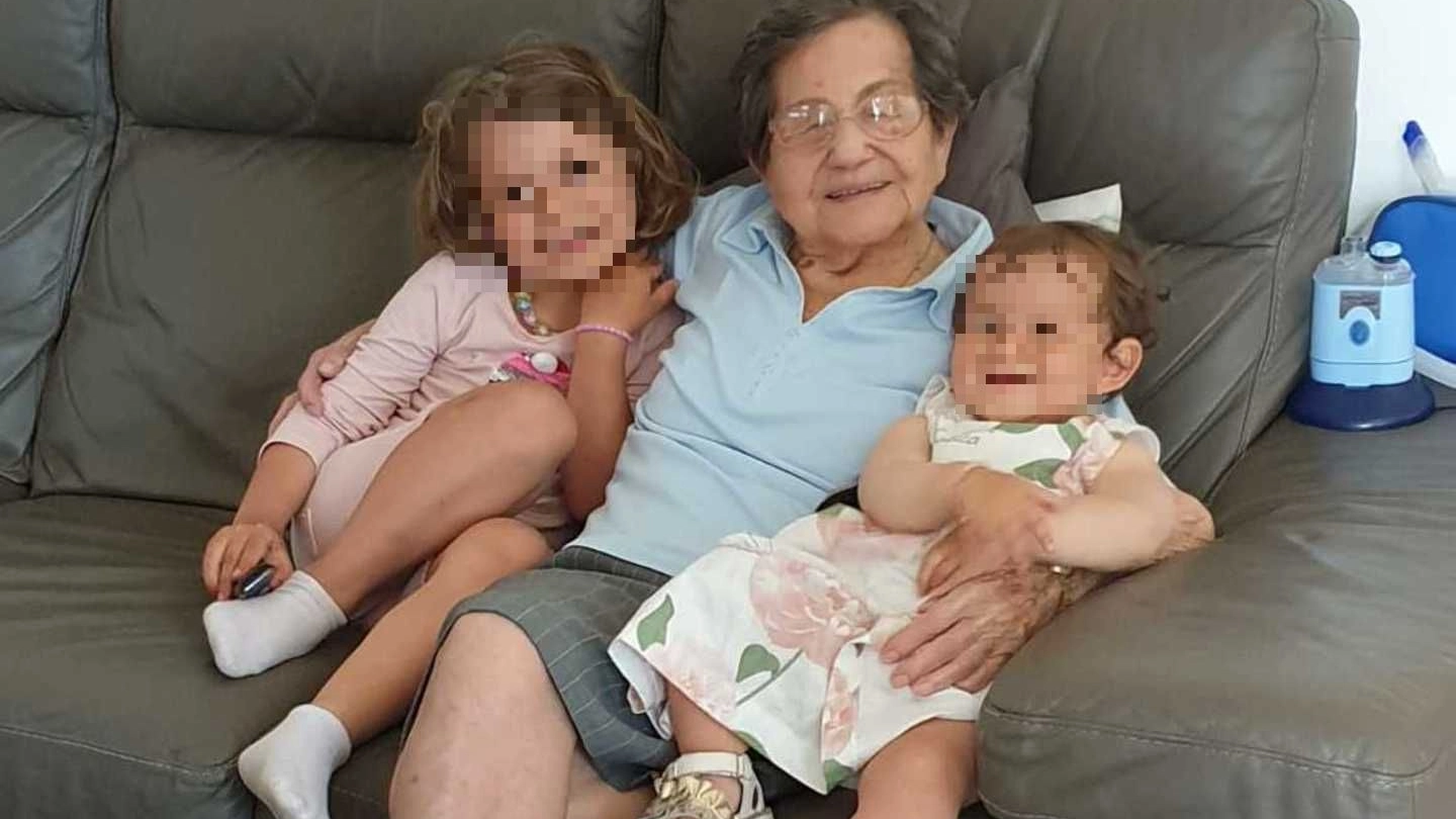 Ida Cucco, 103 anni, con le nipotine Vittoria e Anna