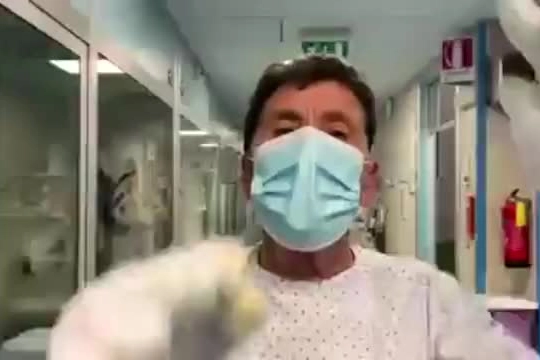 Gianni Morandi con le mani ancora fasciate in ospedale