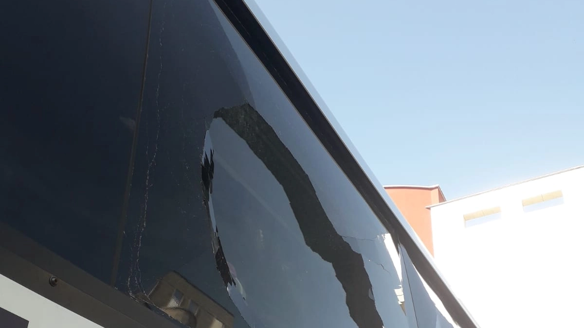 I danni causati al bus rossoblù dopo la sassaiola