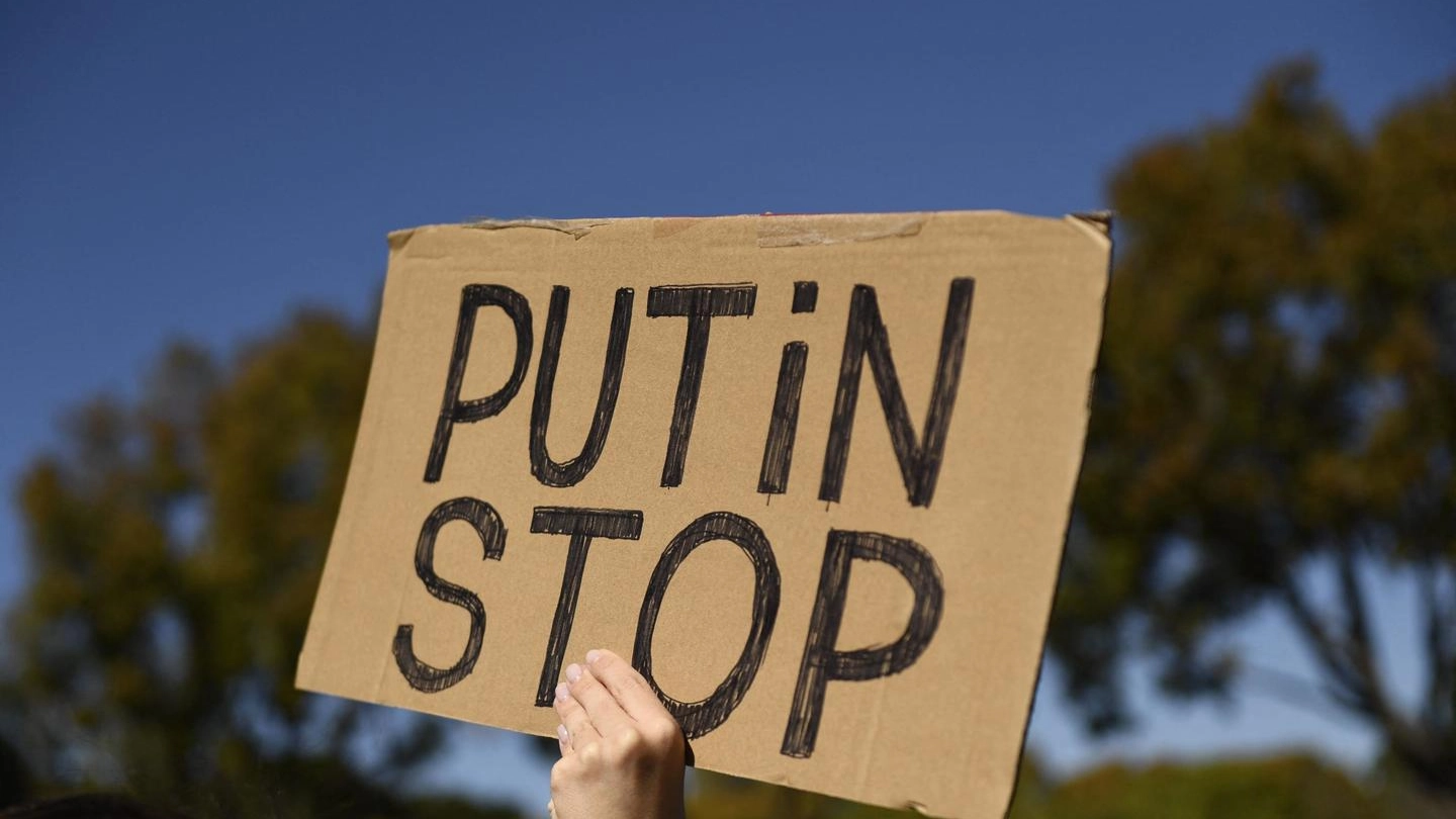 Manifestanti contro Putin (Ansa)