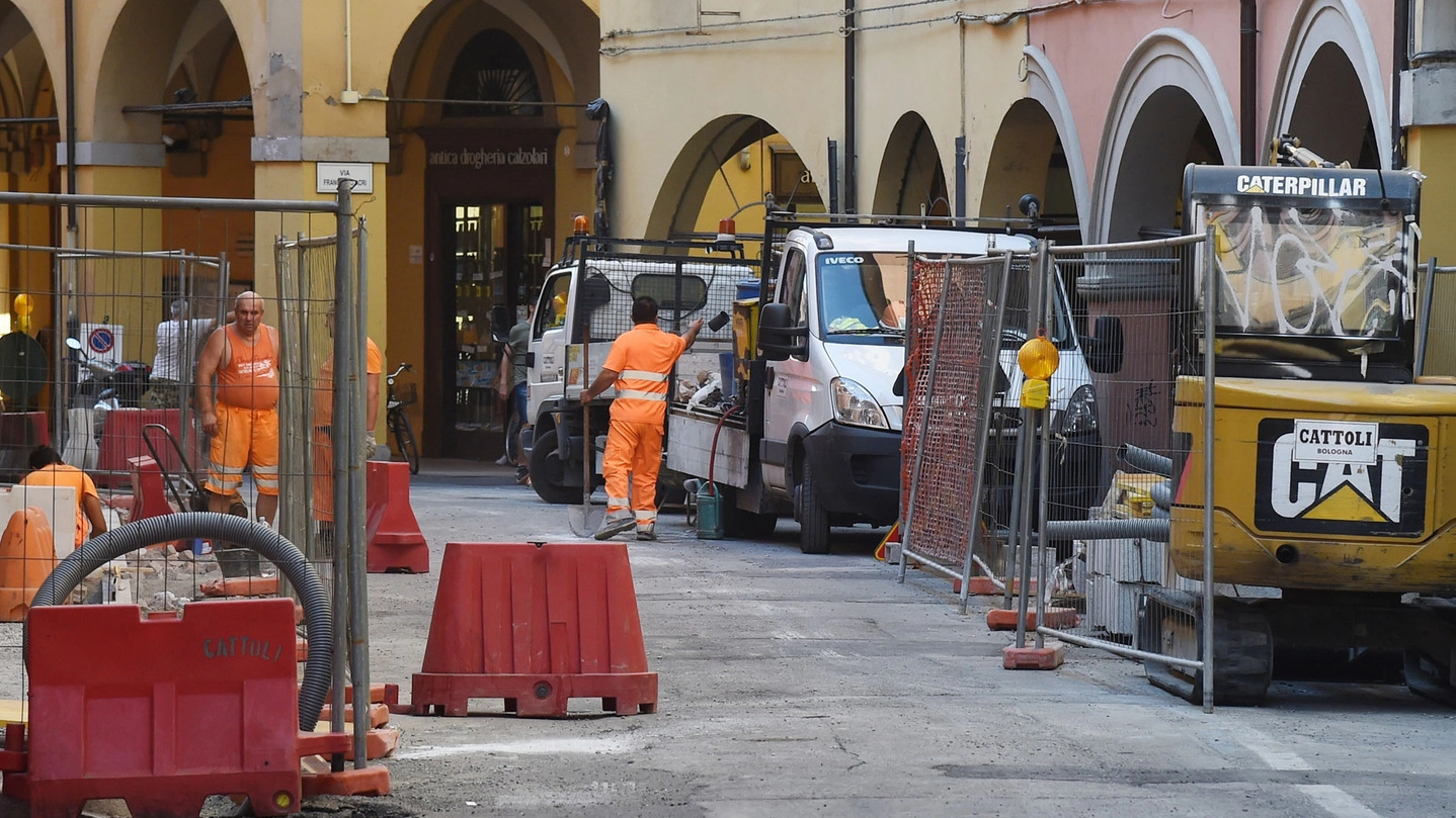 Bologna, i lavori in via Petroni (Foto Schicchi)