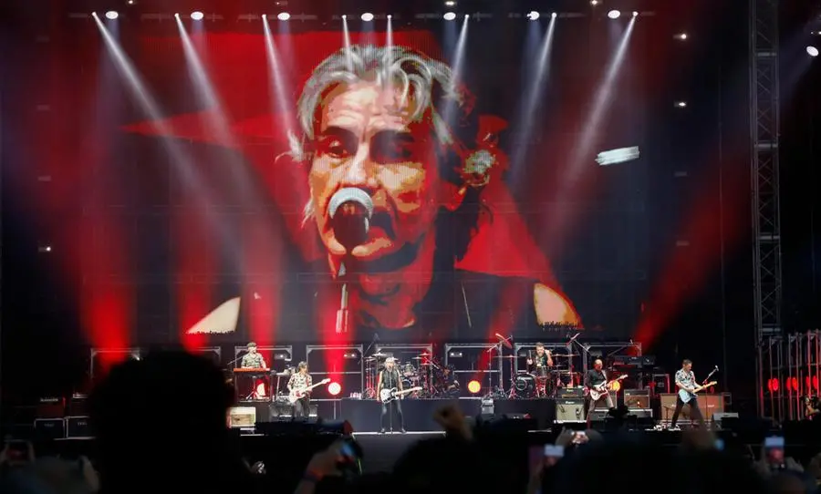Ligabue infiamma i centomila di Campovolo: "Ecco i miei 30 anni di musica"