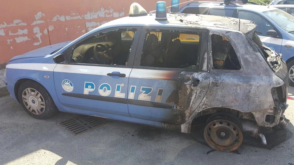 La Fiat Stilo della Polizia distrutta, era in sosta nel parcheggio del policlinico