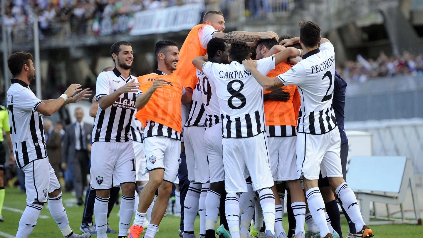 La gioia dei giocatori dell'Ascoli dopo il gol di Antonini (foto LaPresse)