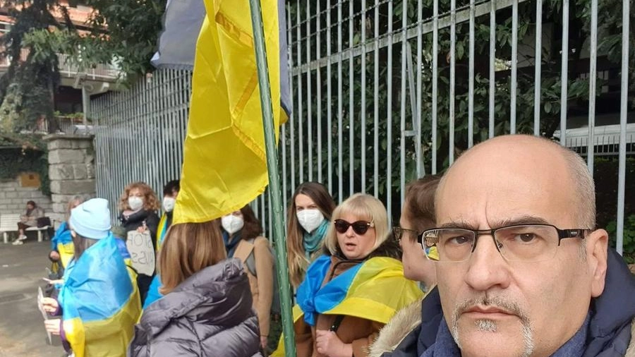 La protesta davanti al consolato russo a Milano