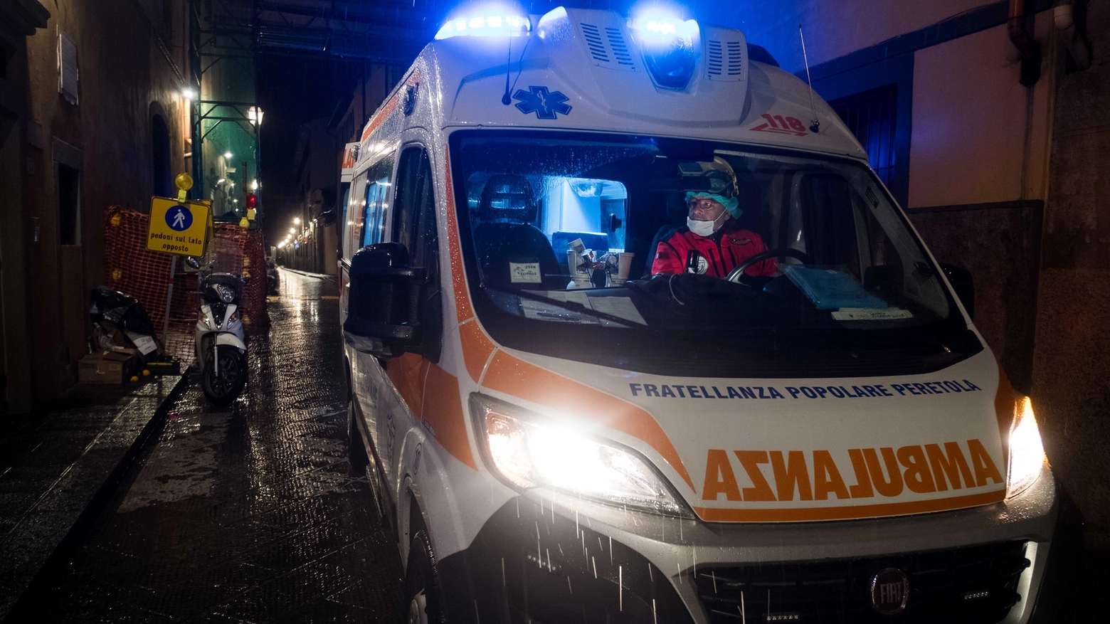 Ambulanza nella notte (immagine d'archivio)