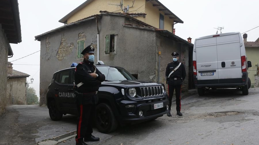 I carabinieri nella borgata di case di Santa Maria Villiana