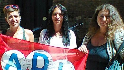 Sandra Polini a destra, insieme a due colleghe, fa parte dell’Adl Cobas ed è attivista di ‘Rumori sinistri’