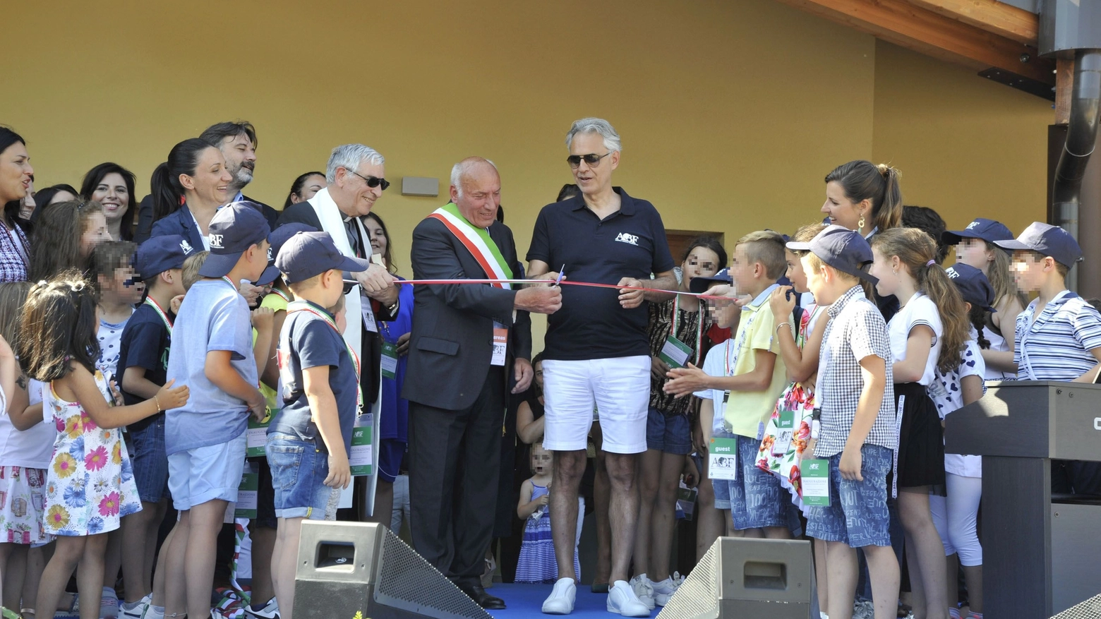 Inaugurazione scuola Muccia, Bocelli taglia il nastro (Foto Calavita)