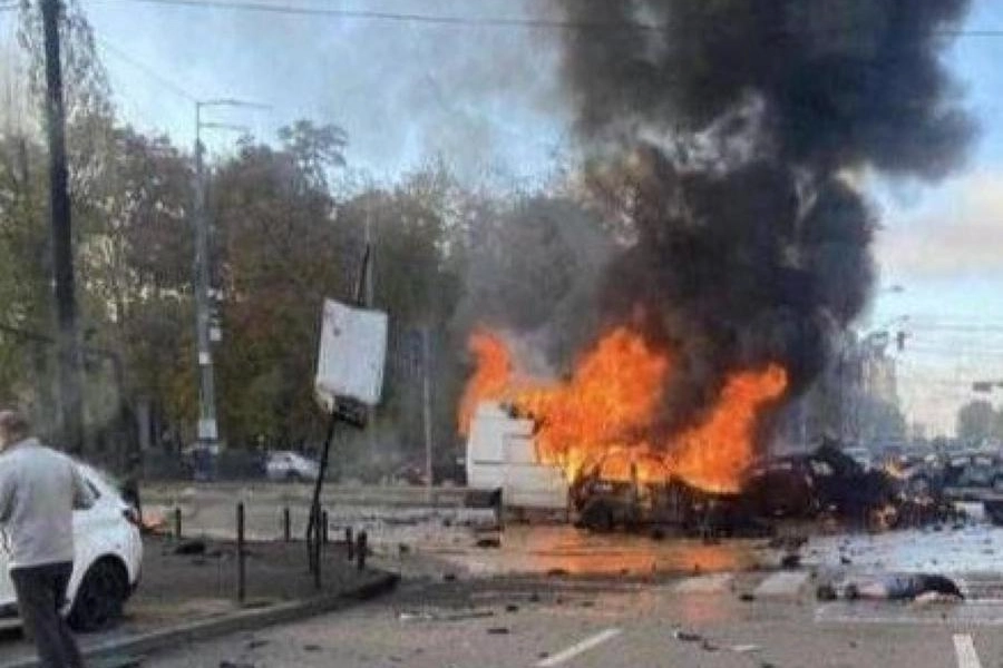 Macchine in fiamme a Kiev dopo i missili piovuti stamattina (Ansa)