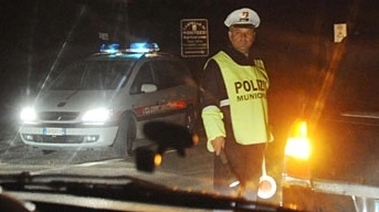 La Polizia municipale l’ha sorpreso mentre viaggiava in auto dopo le 23