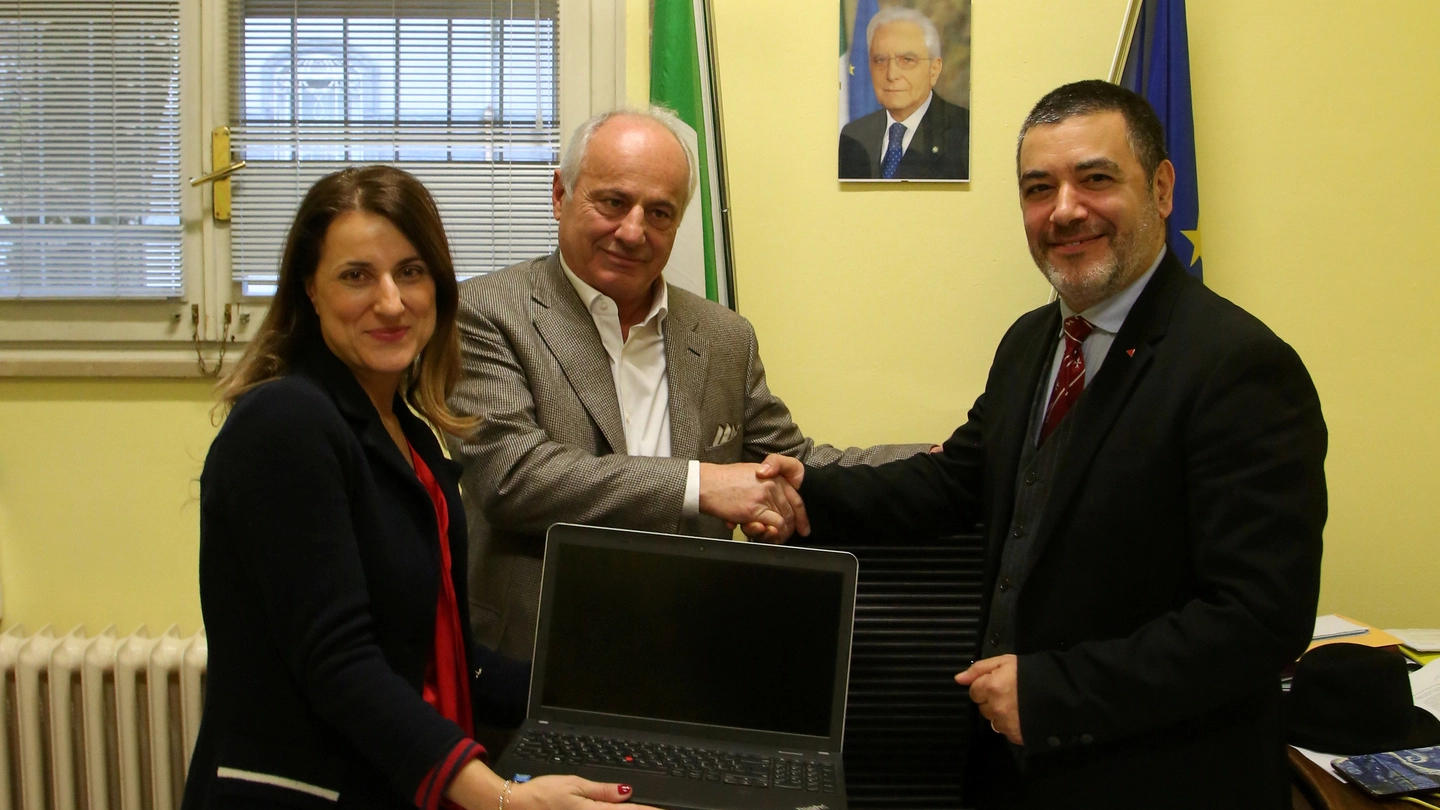  La famiglia Amadori consegna i pc al direttore didattico Giuseppe Messina