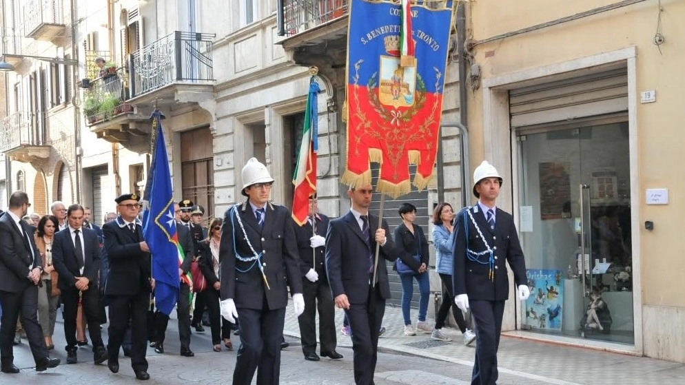 La processione accompagnata dalla banda ‘Città di San Benedetto’