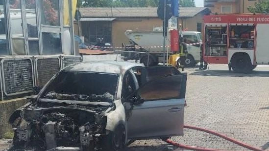 Cesenatico, auto parcheggiata  distrutta da un incendio