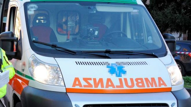 Incidente mortale a Soliera, un'ambulanza (foto d'archivio)