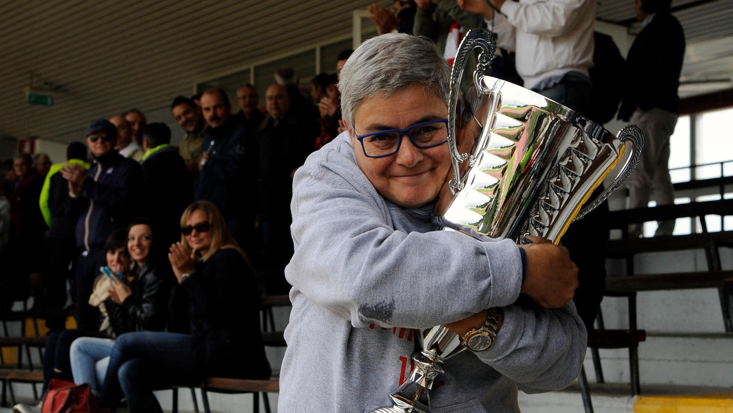 La presidentessa Mariella Tardella con la Coppa per la vittoria del campionato (foto Calavita)