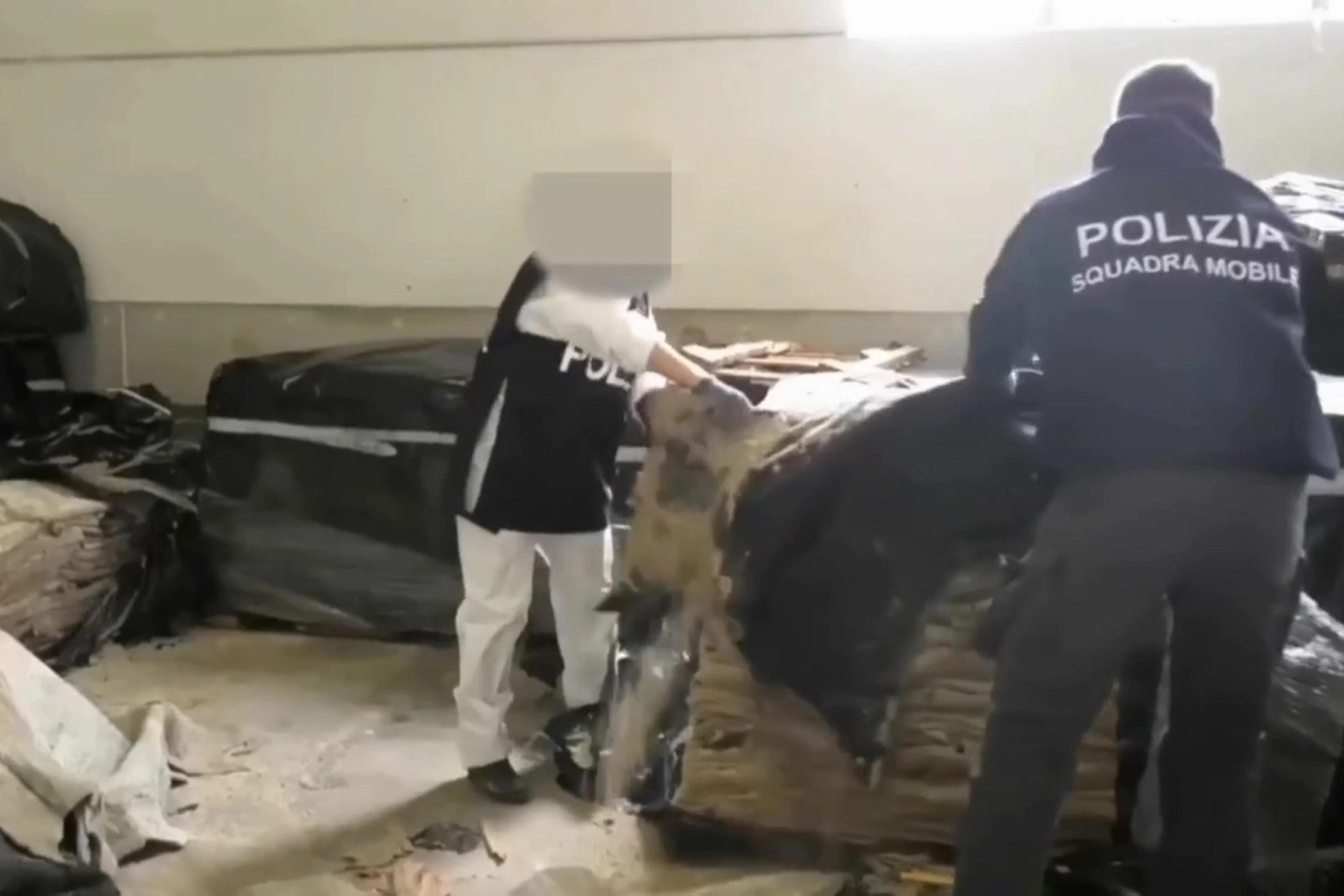 Droga a Bologna: 21 arresti, trovati 745 chili di cocaina (foto Ansa)