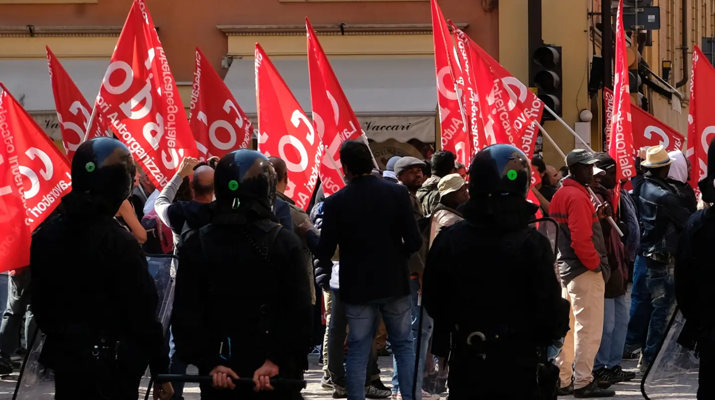Picchetti e proteste davanti all’azienda ‘Opera’: 39 denunce