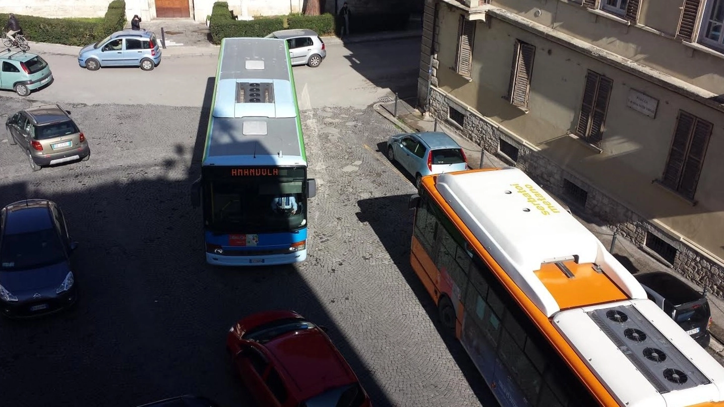 Gli autobus bloccati in piazza Santa Maria Intervineas