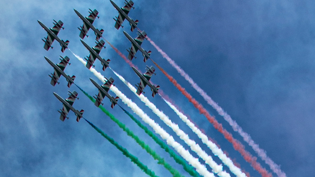 Le Frecce Tricolori sorvolano Ancona il 29 maggio 2020 (Foto Ansa)