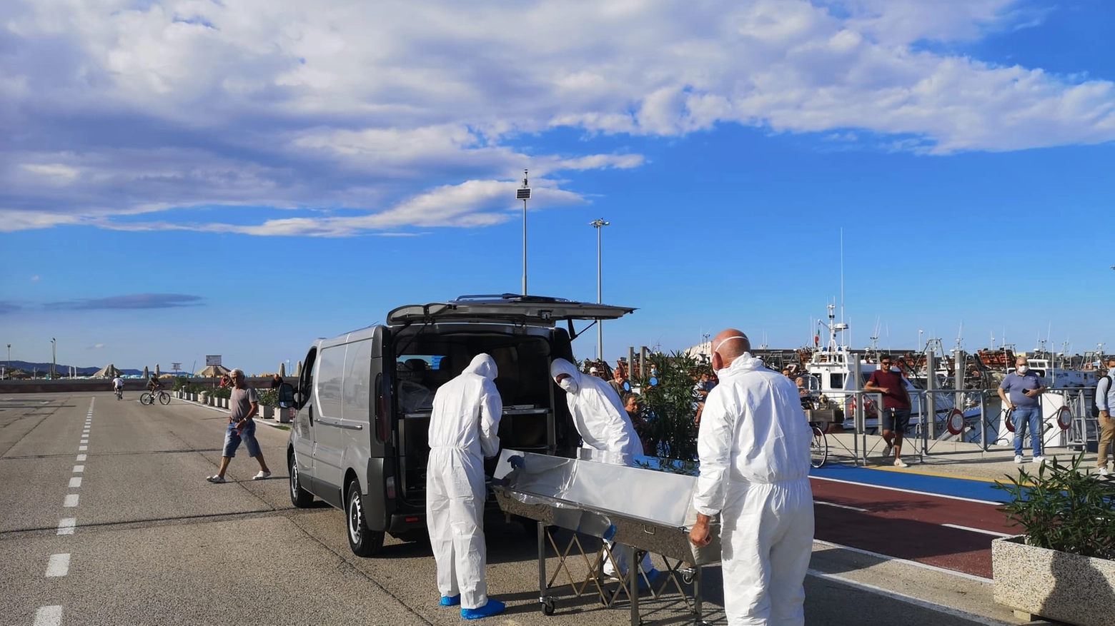 Il recupero del corpo trovato in mare al largo di Giulianova
