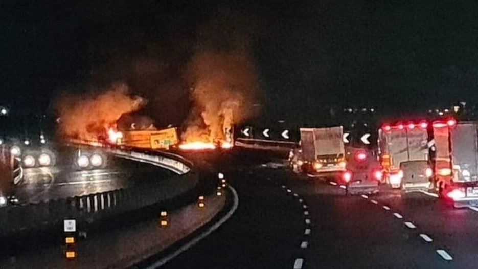 Pesaro, incendio in A14: morto un camionista