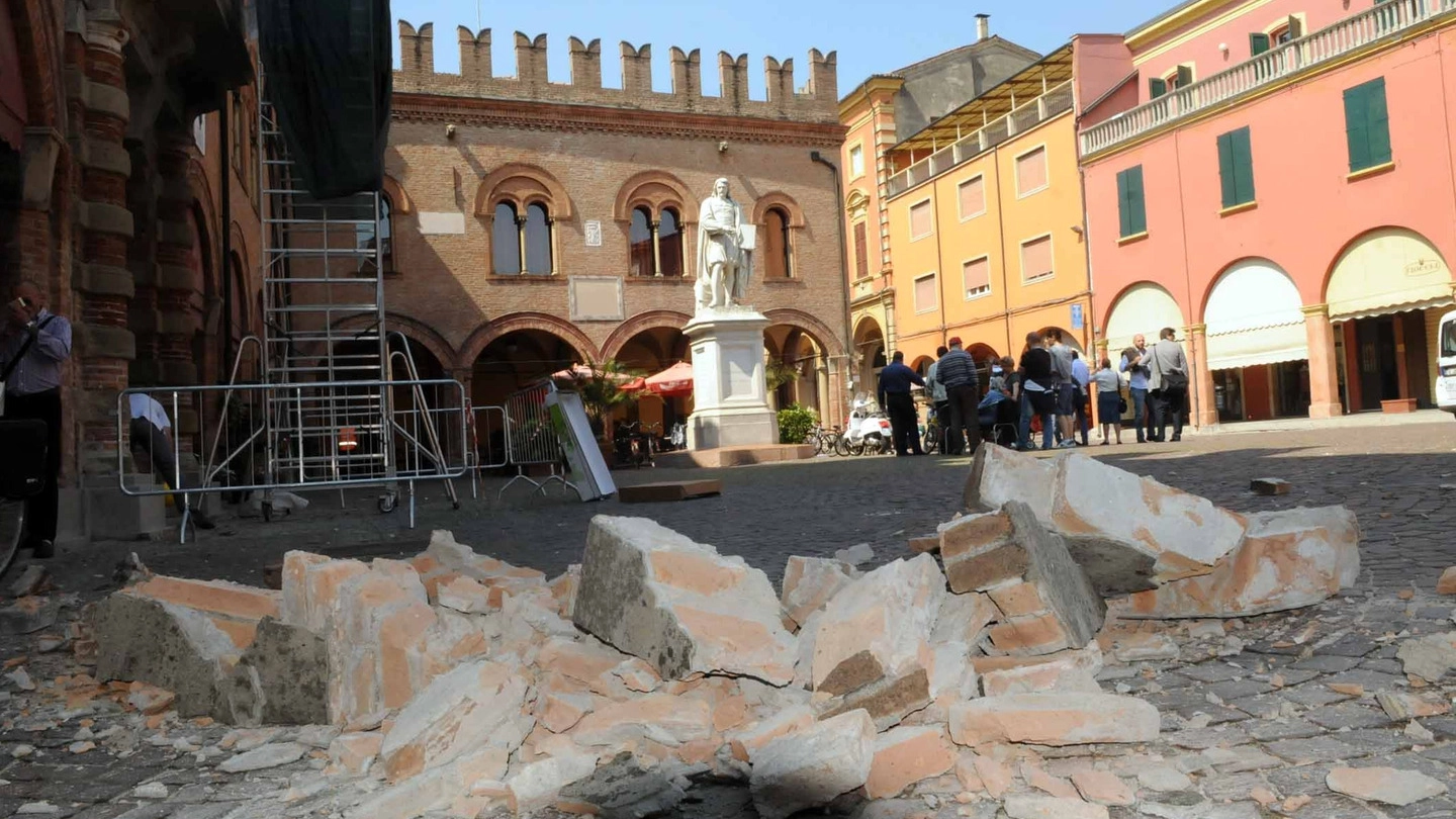 Cento, Piazza del Guercino dopo le scosse (Foto Businesspress)