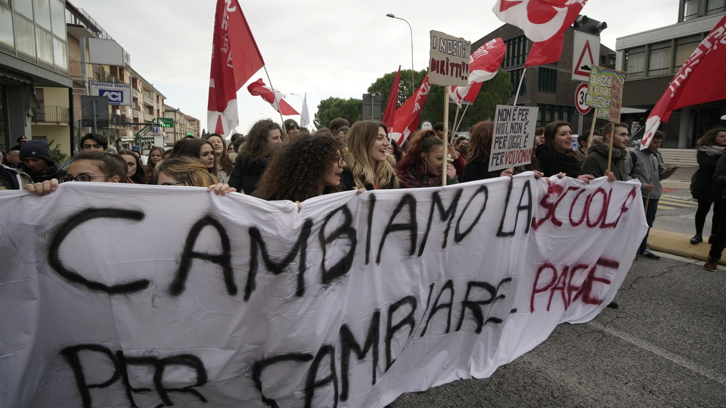 La manifestazione degli studenti delle superiori di Fermo (Foto Zeppilli)