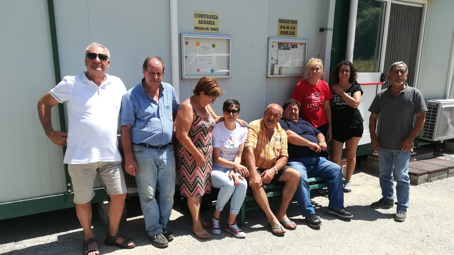 I membri dell'associazione Pescara Onlus riuniti di fronte alla loro sede