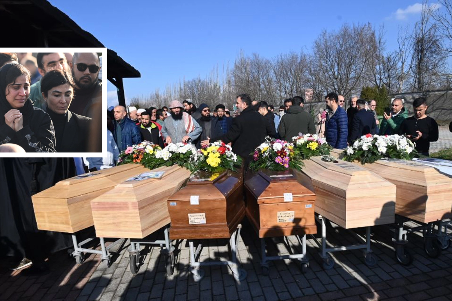Il dolore dei familiari ai funerali delle 7 vittime del naufragio di Cutro sepolte a Bologna