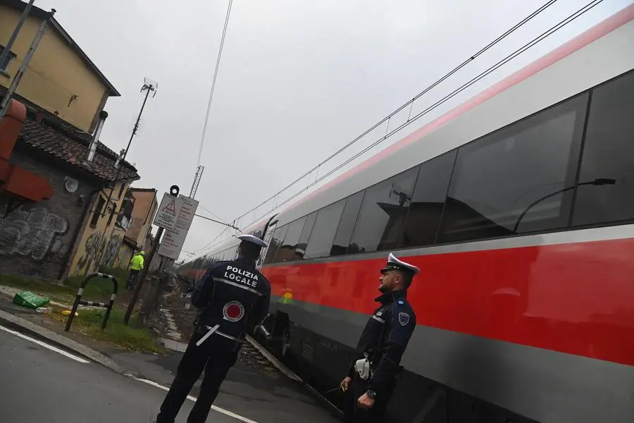 Incidente al passaggio a livello oggi a Bologna: motociclista ferito dalle sbarre
